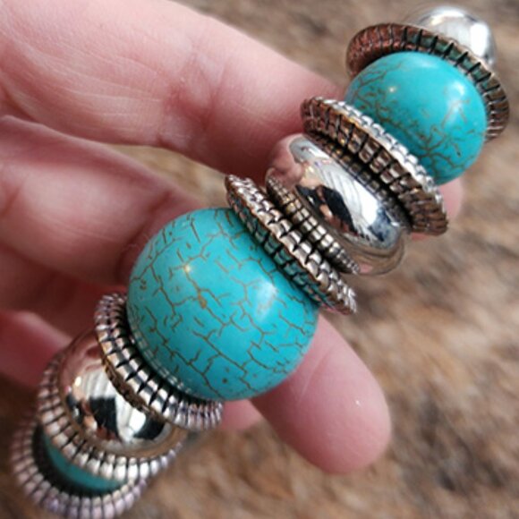 Bold turquoise and silver bracelet. - Picture 2 of 2